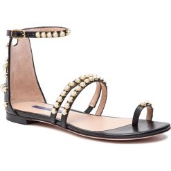 Sandały STUART WEITZMAN - Petrina ZL77293 Black Met Caviar. Czarne klapki damskie marki Stuart Weitzman, bez wzorów, ze skóry, bez obcasa, na obcasie. Za 1979,00 zł.