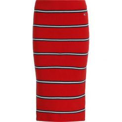 Spódnica ołówkowa Tommy Jeans DW0DW07034. Czerwone spódniczki damskie Tommy Jeans, m, bez wzorów, z elastanu, ołówkowe. W wyprzedaży za 209,00 zł.