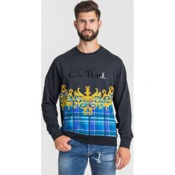 BLUZA VERSACE JEANS COUTURE. Czarne bluzy męskie Versace Jeans Couture, xl, z aplikacjami, z bawełny, z okrągłym kołnierzem, bez rękawów, bez kaptura. Za 989,00 zł.