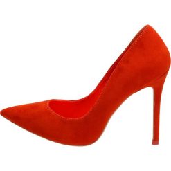 Zamszowe szpilki damskie VICES 5438W ORANGE. Pomarańczowe szpilki vices, bez wzorów, z zamszu, na wysokim obcasie, na szpilce, bez zapięcia. W wyprzedaży za 79,00 zł.