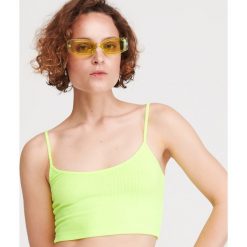 Krótki top basic - Żółty. Żółte topy damskie Reserved, s, bez wzorów, bez kołnierzyka. W wyprzedaży za 9,99 zł.