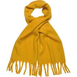 GRUBY SZALIK Z FRĘDZLAMI. Żółte kominy damskie Top Secret, z dzianiny. W wyprzedaży za 24,99 zł.