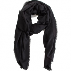 Szal GUESS - AW8027 POL03 BLA. Czarne szaliki damskie Guess, z aplikacjami, z materiału. Za 189,00 zł.