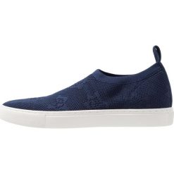 Kenneth Cole New York KEELEY Półbuty wsuwane navy. Niebieskie półbuty damskie wsuwane marki Kenneth Cole New York, z materiału, na niskim obcasie. Za 569,00 zł.
