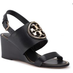 Sandały TORY BURCH - Metal Miller 65Mm Wedge 56115 Perfect Black/Gold 013. Czarne klapki damskie Tory Burch, bez wzorów, ze skóry, bez obcasa, na obcasie. Za 1269,00 zł.