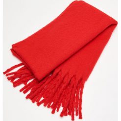 Ciepły szalik z frędzlami - Czerwony. Czerwone szaliki damskie Cropp. Za 59,99 zł.