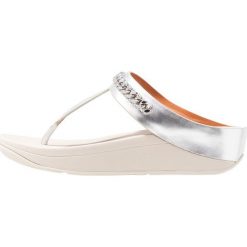 FitFlop FINO CHAIN Japonki silver. Białe klapki damskie marki FitFlop, bez wzorów, ze skóry, bez obcasa. Za 419,00 zł.