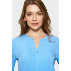 Niebieska elegancka bluzka z zakładkami. Niebieskie bluzki damskie Greenpoint, bez wzorów, z poliesteru, eleganckie, bez kołnierzyka, bez rękawów. Za 39,99 zł.