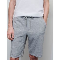 Szorty dresowe - Jasny szary. Szare spodenki i szorty męskie Reserved, s, bez wzorów, z dresówki. Za 49,99 zł.