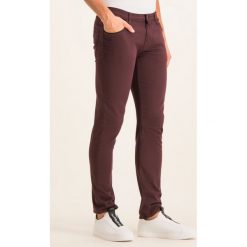 Spodnie materiałowe Emporio Armani 6G1J06 1N4ZZ 0348. Czerwone jeansy męskie Emporio Armani, m, bez wzorów, z elastanu. W wyprzedaży za 369,00 zł.