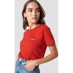 NA-KD T-shirt basic z haftem Darlin - Red. Czerwone t-shirty damskie NA-KD, z haftami, z bawełny, bez kołnierzyka. W wyprzedaży za 21,88 zł.