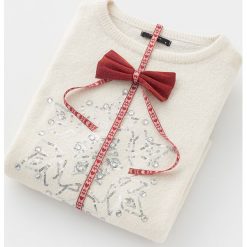 Sweter z cekinowym wzorem - Kremowy. Białe swetry damskie Reserved, s, bez wzorów, bez rękawów, bez kaptura. W wyprzedaży za 39,99 zł.