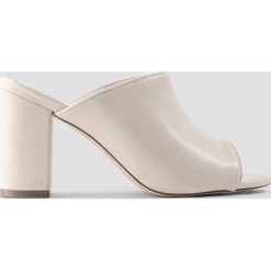 NA-KD Shoes Block Heel Mules - Nude. Szare klapki damskie NA-KD Shoes, bez wzorów, bez obcasa, na obcasie. Za 161,95 zł.
