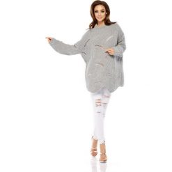 Luźny sweter oversize jasnoszary quinn. Szare swetry damskie Lemoniade, na lato, uniwersalny, bez wzorów, ze splotem, klasyczne, z długim rękawem, długie, bez kaptura. W wyprzedaży za 91,00 zł.