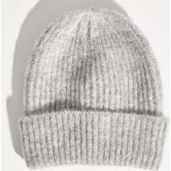 Czapka typu beanie - Jasny szar. Szare czapki damskie Sinsay. Za 19,99 zł.