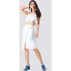 Schanna x NA-KD Kopertowa spódnica midi - White. Białe spódniczki damskie Schanna x NA-KD, bez wzorów, midi, kopertowe. Za 100,95 zł.