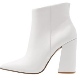 Steve Madden JUSTIFY Botki na obcasie white. Białe botki damskie na obcasie Steve Madden, z materiału. Za 629,00 zł.