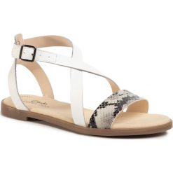Sandały CLARKS - Bay Rosie 261493384 Grey Snake. Białe klapki damskie Clarks, bez wzorów, ze skóry, bez obcasa, na obcasie. Za 339,00 zł.
