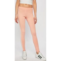 Adidas Originals - Legginsy. Różowe spodnie damskie adidas Originals, bez wzorów, z elastanu. W wyprzedaży za 89,90 zł.