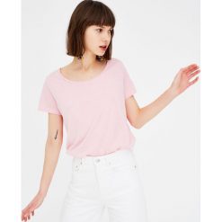 Koszulka basic z okrągłym dekoltem. Szare t-shirty męskie marki Pull & Bear, z okrągłym kołnierzem. Za 24,90 zł.