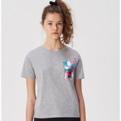 T-shirt z kolorową kieszenią - Jasny szar. Szare t-shirty damskie marki Sinsay, s, bez wzorów, bez kołnierzyka. Za 24,99 zł.