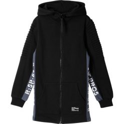 Bluza rozpinana z kapturem bonprix czarny. Czarne bluzy chłopięce bonprix, z napisami, z dresówki, bez rękawów, z kapturem. Za 84,99 zł.