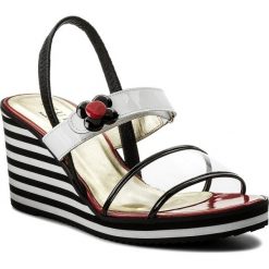 Sandały AZURÉE - Cava 8ANB Vernis Blanc/Vernis Noir/Vernis Rouge 01. Białe klapki damskie Azurée, z aplikacjami, ze skóry, bez obcasa, na obcasie. W wyprzedaży za 539,00 zł.