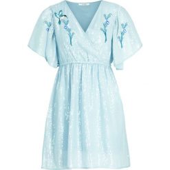 Sukienka letnia Guess W92K98 WBKR0. Niebieskie sukienki damskie Guess, na lato, m, z aplikacjami, z poliesteru, bez kołnierzyka, bez rękawów. W wyprzedaży za 349,00 zł.
