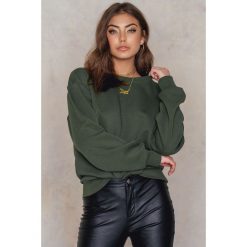 Bluzy rozpinane damskie: Vanessa Moe x NA-KD Bluza z okrągłym dekoltem crew neck - Green