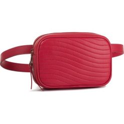 Saszetka nerka FURLA - Swing 1043399 E EAO1 2Q0 Fragola h. Czerwone nerki damskie Furla, bez wzorów, ze skóry, bez dodatków. Za 789,00 zł.
