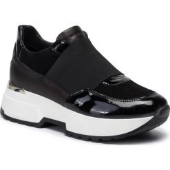 Sneakersy WOJAS - 9477-81 Czarny. Czarne półbuty damskie Wojas, ze skóry. W wyprzedaży za 289,00 zł.