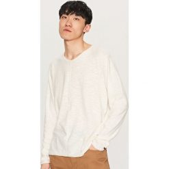 Swetry klasyczne męskie: Sweter z dekoltem v-neck – Biały
