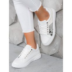 Wygodne biaŁe sneakersy. Białe sneakersy damskie SHELOVET, ze skóry ekologicznej. Za 89,00 zł.