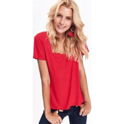 T-SHIRT DAMSKI Z DZIANINY W PRĄŻEK. Różowe t-shirty damskie marki Top Secret, w prążki, z dzianiny. Za 29,99 zł.