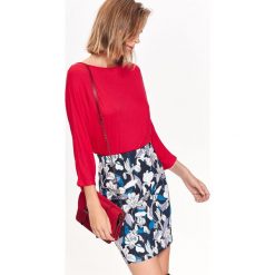 BLUZKA Z KIMONOWYM RĘKAWEM. Czerwone bluzki damskie Top Secret, bez wzorów, z jeansu, eleganckie, z klasycznym kołnierzykiem, bez rękawów. W wyprzedaży za 24,99 zł.