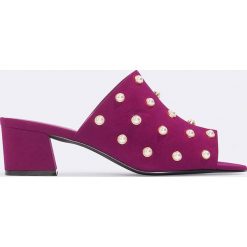 Chodaki damskie: NA-KD Shoes Letnie klapki zdobione perłami - Red