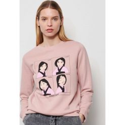 Bluza z nadrukiem Mulan - Różowy. Różowe bluzy damskie Reserved, s, z nadrukiem, bez rękawów, bez kaptura. Za 79,99 zł.