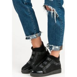 WSUWANE SNEAKERSY. Czarne sneakersy damskie marki Merg. Za 91,80 zł.