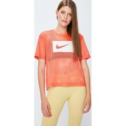 Nike Sportswear - Top 917565. Pomarańczowe topy damskie marki Nike Sportswear, s, z nadrukiem, z poliesteru, z okrągłym kołnierzem. W wyprzedaży za 89,90 zł.