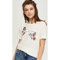 T-shirty damskie: T-shirt z kwiatowym motywem – Kremowy