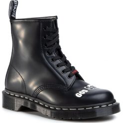 Glany DR. MARTENS - 1460 Sex Pistols 25927001 Black. Czarne glany damskie Dr. Martens, ze skóry, klasyczne, bez obcasa, bez zapięcia. W wyprzedaży za 639,00 zł.