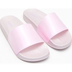 Klapki - Fioletowy. Fioletowe klapki damskie Cropp, bez wzorów, bez obcasa. Za 59,99 zł.