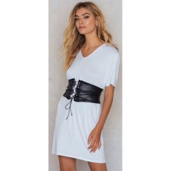 Sukienki hiszpanki: Boohoo Sukienka Petite – White