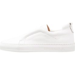 Copenhagen Półbuty wsuwane white. Białe półbuty damskie marki Copenhagen, bez wzorów, ze skóry, bez zapięcia. Za 589,00 zł.