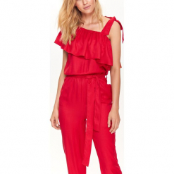 KOMBINEZON DAMSKI NA JEDNO RAMIĘ Z FALBANĄ. Czerwone kombinezony eleganckie Top Secret, na jesień, z długim rękawem, długie. Za 59,99 zł.