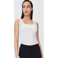 Top z aplikacją - Kremowy. Białe topy damskie Sinsay, s, z aplikacjami, bez kołnierzyka. Za 19,99 zł.