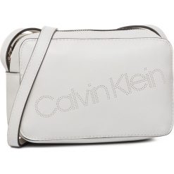 Torebka CALVIN KLEIN - Ck Must PSP20 Camerabag P K60K606185 YAD. Białe listonoszki damskie Calvin Klein, bez wzorów, ze skóry ekologicznej, bez dodatków. Za 299,00 zł.