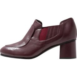 Erika Rocchi Ankle boot wine. Czerwone czółenka damskie marki Erika Rocchi, bez wzorów, ze skóry, bez obcasa. Za 759,00 zł.