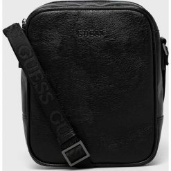 Guess Jeans - Torba. Czarne torby męskie skórzane w paski, z poliesteru, małe. W wyprzedaży za 239,90 zł.