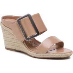 Espadryle CALVIN KLEIN - Brittina E8886 Desert Sand. Brązowe espadryle damskie Calvin Klein, bez wzorów, ze skóry ekologicznej, bez obcasa, na obcasie. Za 629,00 zł.